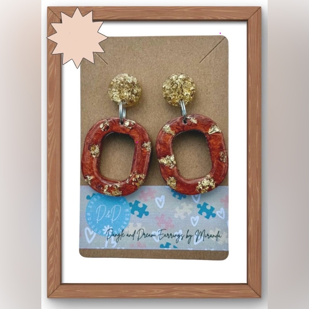 Gold and Brown Dangle Earrings

🌸🌟🌟Bundle Discounts Available🌟🌟🌸